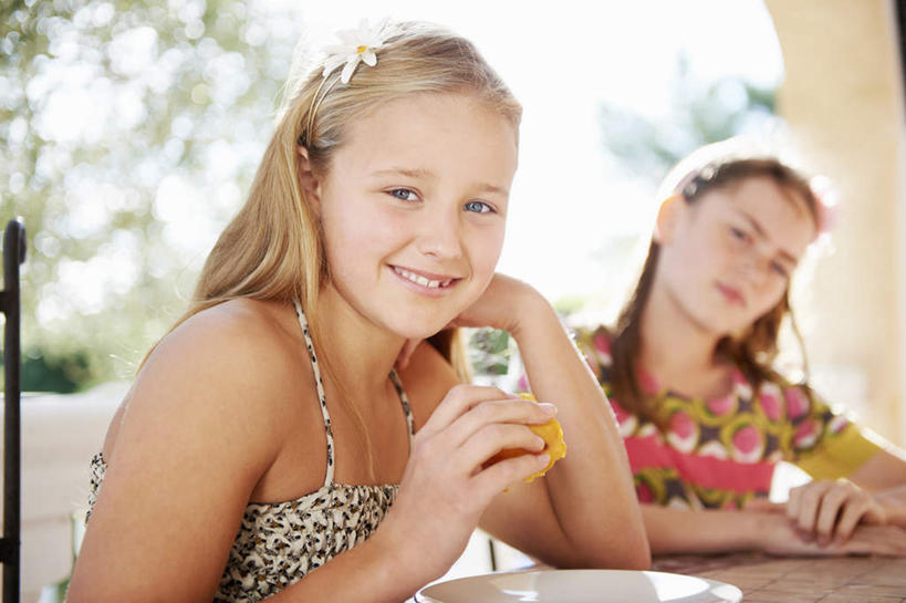 西方人,儿童,两个人,家庭,姐妹,坐,笑,微笑,露齿笑,横图,室外,白天,正面,裙子,纯洁,植物,餐桌,桌面,桌子,柑橘,餐具,水果,椅子,欧洲,欧洲人,撑,切片,阴影,连衣裙,朦胧,模糊,新鲜,光线,碟子,盘,影子,生食,食品,棕色,果实,托腮,注视,树,树木,食物,小孩,绿色,阳光,自然,盘子,碟,观察,看,托,温暖,温馨,一家人,可爱,童年,童趣,有机食品,绿色食品,生长,成长,餐台,观看,吊带裙,和睦,察看,关注,托下巴,童真,烂漫,无邪,天真,女孩,女人,女性,白种人,长发,橘子,桔子,橙子,橙,坐着,半身,彩图,融洽,女生