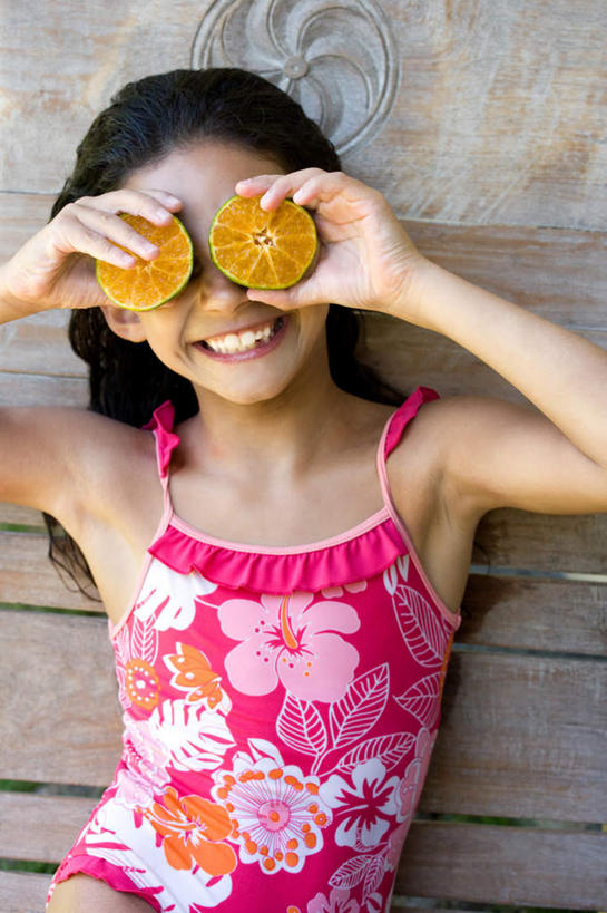 西方人,儿童,一个人,坐,举,笑,微笑,露齿笑,竖图,室外,白天,正面,纯洁,柑橘,椅子,吊带,欧洲,欧洲人,仅一个女性,仅一个人,切开,握,花纹,服装,图案,木椅,墙,拿,拿着,吊带衫,墙壁,墙面,小孩,衣服,红色,切,托,仅一个小孩,可爱,童年,童趣,握着,遮,遮掩,服饰,掩盖,遮挡,衣着,穿着,剖面,童真,烂漫,无邪,切面,遮盖,掩饰,衣饰,天真,女孩,女人,女性,白种人,孩子,橘子,桔子,橙子,橙,举起,举手,举着,向上举,向上伸,向上托,坐着,半身,彩图,女生