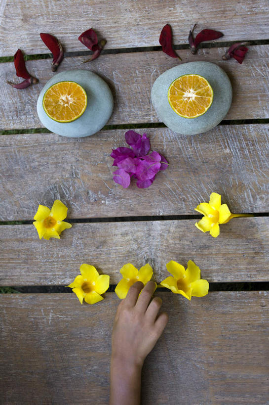 西方人,儿童,一个人,竖图,俯视,室外,特写,白天,纯洁,餐桌,桌面,桌子,柑橘,餐具,欧洲,欧洲人,仅一个女性,仅一个人,许多,切开,握,盛开,碟子,盘,拿,花蕾,拿着,花,花瓣,花朵,鲜花,排列,小孩,黄色,红色,盘子,碟,花苞,花蕊,切,仅一个小孩,可爱,童年,童趣,握着,餐台,队列,剖面,童真,烂漫,无邪,切面,天真,女孩,女人,女性,白种人,孩子,橘子,桔子,橙子,橙,半身,彩图,高角度拍摄,女生