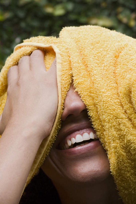 西方人,脸,头,脸颊,手,一个人,站,笑,微笑,露齿笑,竖图,室外,特写,白天,正面,植物,欧洲,欧洲人,仅一个女性,仅一个人,擦,抚摸,握,环保,朦胧,模糊,纺织物,防护,拿,拿着,树,树木,黄色,绿色,自然,毛巾,清洁,站着,仅一个中年女性,手部,擦拭,握着,生长,成长,保暖,单手,美好,美妙,间隔,透气,防水,美观,雅观,储水,耐磨,吸水,绿篱,生篱,树篱,植篱,揩擦,拭,女人,女性,中年女性,白种人,头部,脸部,脸蛋,面部,站立,半身,彩图,轻抚