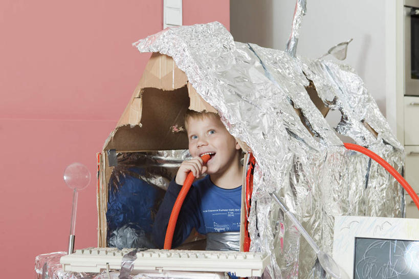 西方人,儿童,一个人,站,横图,室内,白天,正面,纯洁,键盘,桌面,桌子,欧洲,欧洲人,仅一个男性,仅一个人,握,服装,包装,包装纸,管子,铝箔纸,锡箔纸,纸,塑料,墙,纸张,拿,拿着,注视,休闲装,输入设备,通讯设备,书桌,墙壁,墙面,小孩,衣服,红色,蓝色,课桌,塑料制品,吹,观察,看,站着,仅一个小孩,休闲,休闲服,可爱,童年,童趣,握着,服饰,观看,察看,包装材料,关注,通信设备,童真,锡箔,烂漫,无邪,铝箔,天真,男孩,男人,男性,白种人,孩子,站立,半身,彩图,男生