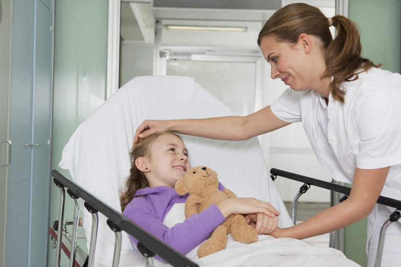 西方人,儿童,两个人,医生,病人,医院,站,躺,笑,摸,微笑,露齿笑,横图,室内,白天,正面,游戏,纯洁,床,熊,玩具,欧洲,欧洲人,抚摸,弯腰,服装,玩偶,墙,床单,泰迪熊,玩,注视,休闲装,娱乐,被子,墙壁,墙面,小孩,衣服,紫色,白色,病床,玩具熊,观察,看,站着,医护人员,医疗人员,休闲,休闲服,可爱,童年,童趣,益智,服饰,毛绒玩具,观看,安慰,察看,被单,白大褂,发泄,关注,消遣,病患,童真,烂漫,无邪,医疗机构,宣泄,弯身,罗斯福熊,卧着,天真,年轻女性,女孩,女人,女性,白种人,孩子,大夫,患者,就医者,触摸,接触,躺着,玩耍,卧,嬉戏,站立,半身,彩图,病院,诊所,护理床,医疗床,女生