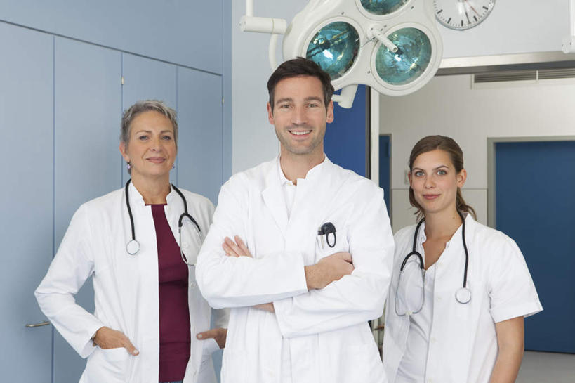 西方人,三个人,伙伴,朋友,医生,医院,站,笑,双手交叉,微笑,露齿笑,横图,室内,白天,正面,友谊,合作,团队,照明,欧洲,欧洲人,墙,灯光,注视,墙壁,墙面,灯,白色,听诊器,灯具,观察,看,站着,医护人员,医疗人员,战略,观看,照亮,察看,手术,医疗设备,双手抱胸,双手插袋,白大褂,照明设备,关注,医疗器械,手插袋,医疗工具,无影灯,医疗机构,双手抄兜,双手放兜,联合,合谋,检测工具,配合,协作,老年女性,男人,男性,年轻女性,女人,女性,中年男性,白种人,大夫,插兜,两手抄兜,两手放兜,手插兜,手放口袋,站立,半身,彩图,病院,诊所,手抄兜