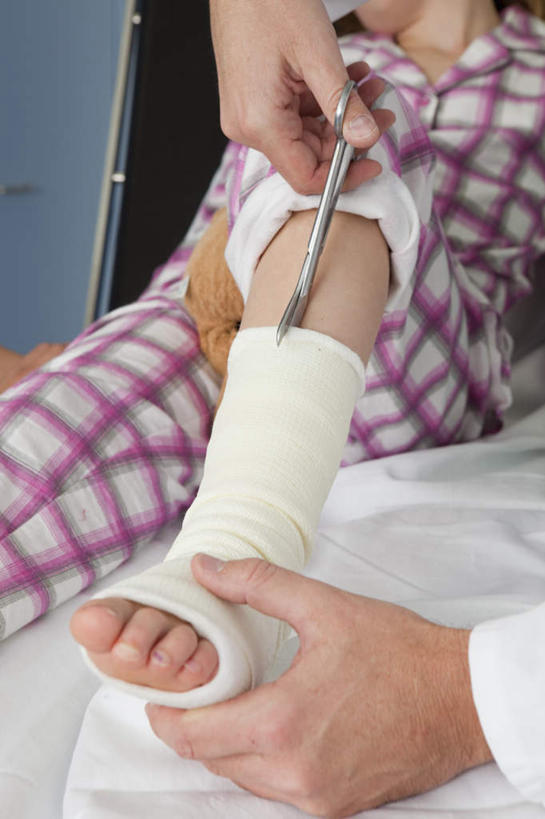 西方人,儿童,两个人,医生,病人,医院,坐,竖图,室内,白天,正面,纯洁,床,金属制品,欧洲,欧洲人,握,修剪,金属,方格,格子,工具,剪刀,纱布,床单,拿,拿着,被子,小孩,粉色,病床,医护人员,医疗人员,可爱,童年,童趣,治疗,握着,裁剪,固定,医疗,剪子,剪裁,切割,被单,病房,病患,童真,烂漫,无邪,医疗机构,病号服,止血,手术剪刀,手术剪,天真,男人,男性,女孩,女人,女性,中年男性,白种人,孩子,大夫,患者,就医者,绷带,屈膝,坐着,半身,彩图,病院,诊所,病患服,护理床,医疗床,女生