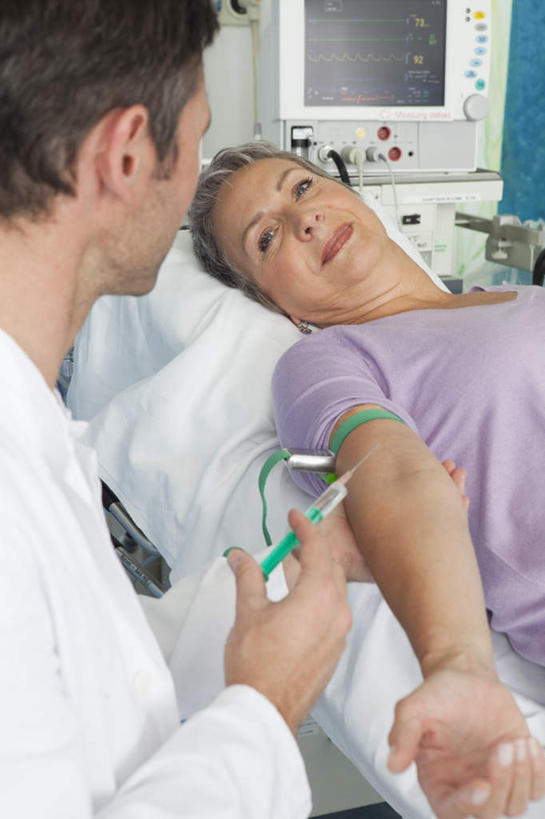 西方人,两个人,医生,病人,医院,坐,躺,笑,微笑,竖图,室内,白天,正面,显示器,床,照明,欧洲,欧洲人,握,服装,屏幕,墙,灯光,床单,拿,拿着,注视,休闲装,被子,显示屏,墙壁,墙面,灯,衣服,紫色,病床,灯具,观察,看,医护人员,医疗人员,休闲,休闲服,针管,针筒,治疗,握着,注射,服饰,观看,照亮,察看,手术,医疗,医疗设备,手术室,注射器,被单,照明设备,关注,病患,输出设备,无影灯,医疗机构,卧着,老年女性,男人,男性,年轻男性,女人,女性,白种人,大夫,患者,就医者,躺着,卧,坐着,半身,彩图,病院,诊所,护理床,医疗床