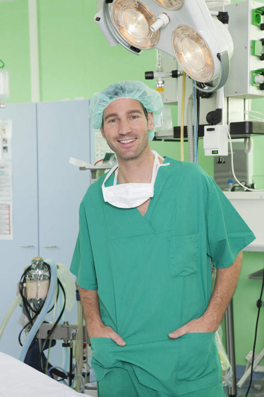 西方人,一个人,医生,医院,站,笑,微笑,露齿笑,竖图,室内,白天,正面,工作服,制服,床,帽子,照明,欧洲,欧洲人,仅一个男性,仅一个人,仅一个中年男性,分离,墙,灯光,床单,过滤,分开,注视,被子,墙壁,墙面,灯,绿色,病床,口罩,灯具,观察,看,站着,医护人员,医疗人员,隔断,遮掩,观看,隔离,照亮,察看,手术,卫生,手术室,掩盖,被单,双手插袋,遮挡,照明设备,关注,净化,间隔,预防,手插袋,手术服,遮盖,无影灯,防尘,医疗机构,手术帽,双手抄兜,双手放兜,掩饰,断绝,隔开,屏蔽,屏绝,远离,中断,阻遏,阻隔,工作制服,男人,男性,中年男性,白种人,大夫,插兜,两手抄兜,两手放兜,手插兜,手放口袋,站立,半身,彩图,工作套服,病院,诊所,护理床,医疗床,手抄兜