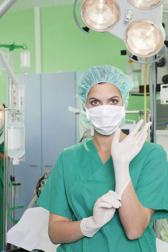 西方人,一个人,医生,医院,站,举,竖图,室内,白天,正面,工作服,制服,帽子,照明,欧洲,欧洲人,仅一个年轻女性,仅一个女性,仅一个人,墙,灯光,注视,墙壁,墙面,灯,绿色,手套,灯具,观察,看,托,站着,医护人员,医疗人员,橡胶,观看,照亮,察看,手术,医疗设备,手术室,照明设备,关注,医疗器械,橡胶手套,医疗工具,橡胶制品,无影灯,医疗机构,手术帽,医用手套,工作制服,年轻女性,女人,女性,白种人,大夫,举起,举手,举着,向上举,向上伸,向上托,站立,半身,彩图,工作套服,病院,诊所