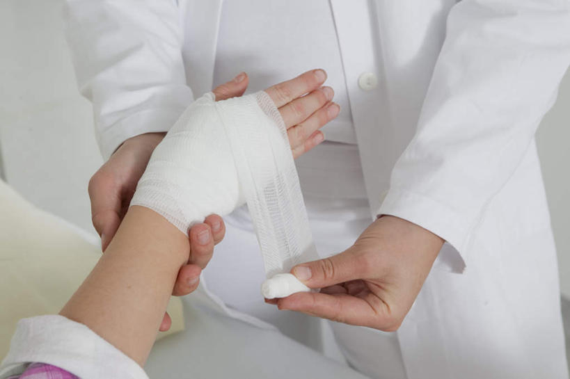 西方人,儿童,手,两个人,医生,病人,医院,站,坐,横图,室内,特写,白天,正面,纯洁,床,欧洲,欧洲人,握,包裹,纱布,床单,拿,拿着,被子,小孩,白色,病床,站着,医护人员,医疗人员,手部,可爱,童年,童趣,治疗,握着,固定,医疗,被单,白大褂,病患,童真,烂漫,无邪,医疗机构,止血,天真,年轻女性,女孩,女人,女性,白种人,孩子,大夫,患者,就医者,绷带,站立,坐着,半身,彩图,病院,诊所,护理床,医疗床,女生