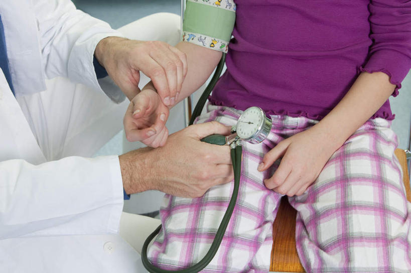 西方人,儿童,两个人,医生,病人,医院,坐,横图,俯视,室内,白天,纯洁,椅子,欧洲,欧洲人,握,服装,检查,测量,方格,格子,刻度,拿,拿着,休闲装,小孩,衣服,紫色,白色,医护人员,医疗人员,休闲,休闲服,可爱,童年,童趣,握着,服饰,测量工具,医疗设备,血压计,白大褂,病房,病患,医疗器械,童真,烂漫,无邪,医疗机构,量具,量仪,血压表,天真,男人,男性,女孩,女人,女性,中年男性,白种人,孩子,大夫,患者,就医者,坐着,半身,彩图,高角度拍摄,病院,诊所,女生