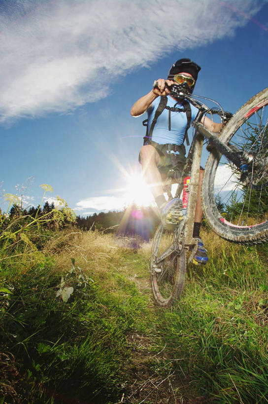 西方人,一个人,坐,竖图,室外,白天,仰视,锻炼,旅游,度假,运动,草地,草坪,植物,自行车,欧洲,欧洲人,仅一个男性,仅一个人,仅一个中年男性,阴影,服装,光线,包,影子,云,云朵,云彩,山地车,旅行包,休闲装,娱乐,车,脚踏车,草,树,树木,衣服,蓝色,绿色,白云,蓝天,天空,阳光,自然,背包,交通工具,天,骑车,享受,休闲,休闲服,放松,服饰,生长,晴朗,成长,载具,室外运动,户外运动,山地自行车,旅游包,男人,男性,中年男性,白种人,晴空,坐着,彩图,低角度拍摄,全身,眩光,健身,双肩包