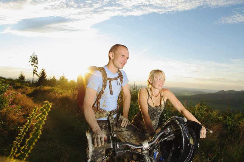 西方人,中年人,两个人,家庭,夫妻,坐,笑,微笑,横图,室外,白天,正面,爱情,锻炼,旅游,度假,运动,草地,草坪,日落,植物,自行车,欧洲,欧洲人,握,阴影,服装,光线,包,影子,晚霞,霞光,云,云朵,落日,浪漫,云彩,旅行包,注视,休闲装,娱乐,车,脚踏车,草,衣服,蓝色,绿色,白云,蓝天,天空,阳光,黄昏,背包,交通工具,天,观察,看,骑车,享受,休闲,温暖,温馨,一家人,休闲服,彩霞,恩爱,放松,握着,恋人,服饰,晴朗,观看,和睦,察看,关注,载具,室外运动,户外运动,旅游包,夕照,男人,男性,女人,女性,中年男性,中年女性,白种人,夫妇,情侣,晴空,夕阳,坐着,半身,彩图,健身,伴侣,融洽,斜阳,双肩包