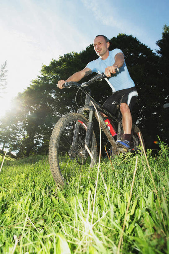 西方人,一个人,坐,竖图,室外,白天,仰视,锻炼,旅游,度假,运动,草地,草坪,植物,自行车,欧洲,欧洲人,仅一个男性,仅一个人,仅一个中年男性,阴影,服装,光线,影子,云,云朵,云彩,山地车,注视,休闲装,娱乐,车,脚踏车,草,树,树木,衣服,蓝色,绿色,白云,蓝天,天空,阳光,自然,交通工具,天,观察,看,骑车,享受,休闲,休闲服,放松,服饰,生长,晴朗,成长,观看,察看,关注,载具,室外运动,户外运动,山地自行车,男人,男性,中年男性,白种人,晴空,坐着,彩图,低角度拍摄,全身,健身