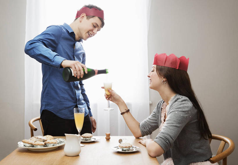 葡萄酒,西方人,两个人,站,坐,笑,微笑,露齿笑,横图,室内,白天,正面,爱情,奢侈,快乐,餐桌,窗户,窗帘,桌子,杯子,餐具,皇冠,欧洲,欧洲人,倒,握,阴影,服装,装饰,反射,碟子,高脚杯,盘,影子,墙,浪漫,拿,红酒瓶,拿着,注视,休闲装,玻璃窗,墙壁,墙面,玻璃制品,酒,酒瓶,饮料,衣服,红色,白色,帘子,盘子,玻璃瓶,酒杯,瓶子,碟,香槟,观察,看,站着,休闲,温暖,温馨,休闲服,遮阳,恩爱,诱惑,握着,恋人,服饰,餐台,观看,华丽,修饰,点缀,和睦,权威,察看,葡萄酒瓶,高贵,关注,香槟杯,衬托,美观,雅致,雅观,气泡酒,起泡酒,汽酒,权力,统治,男人,男性,年轻男性,年轻女性,女人,女性,白种人,情侣,玻璃杯,王冠,站立,坐着,半身,彩图,高兴,欢笑,伴侣,融洽