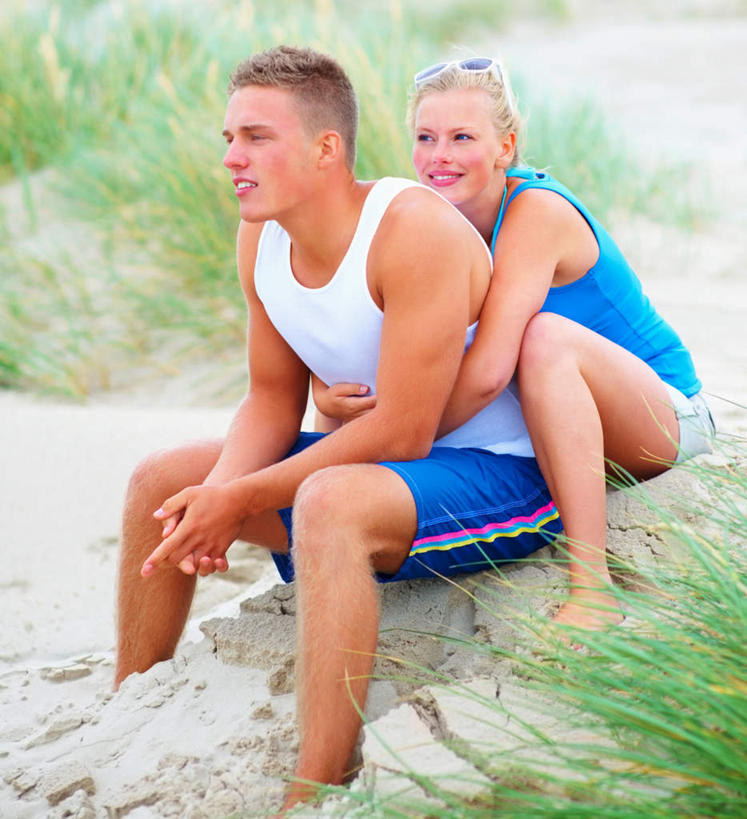 西方人,腿部,脚,脚趾,脚趾甲,腿,两个人,坐,伸展双臂,抱,笑,微笑,露齿笑,竖图,室外,白天,正面,爱情,草地,草坪,沙滩,植物,欧洲,欧洲人,服装,背心,墨镜,沙子,眼镜,海岸,沙地,浪漫,注视,光脚,草,衣服,绿色,太阳镜,太阳眼镜,观察,看,温暖,温馨,赤脚,遮阳镜,恩爱,恋人,服饰,抱着,观看,和睦,察看,搂着,衣着,穿着,关注,衣饰,男人,男性,年轻男性,年轻女性,女人,女性,白种人,脚指甲,情侣,海滩,敞开双臂,搂,搂抱,伸开双臂,展开双肩,张开手臂,张开双臂,坐着,半身,彩图,伴侣,融洽