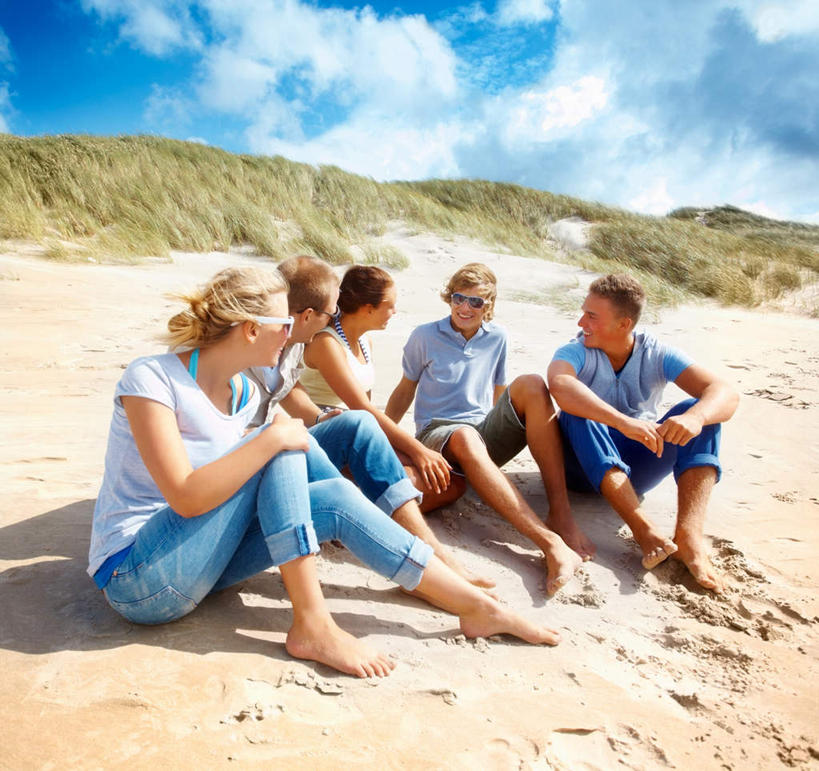 西方人,腿部,脚,脚趾,脚趾甲,腿,伙伴,朋友,坐,笑,微笑,横图,室外,白天,正面,友谊,海浪,海洋,沙滩,欧洲,欧洲人,五个人,一排,服装,裤子,整齐,墨镜,沙子,眼镜,海岸,浪花,云,云朵,沙地,许多人,云彩,扭头,注视,牛仔裤,休闲装,光脚,排列,衣服,蓝色,白云,蓝天,天空,海水,太阳镜,太阳眼镜,天,观察,看,转头,一群人,休闲,赤脚,休闲服,遮阳镜,服饰,晴朗,观看,察看,队列,关注,海景,友情,男人,男性,年轻男性,年轻女性,女人,女性,白种人,脚指甲,大海,风浪,海,海水的波动,海滩,近岸浪,涌浪,晴空,坐着,彩图,全身