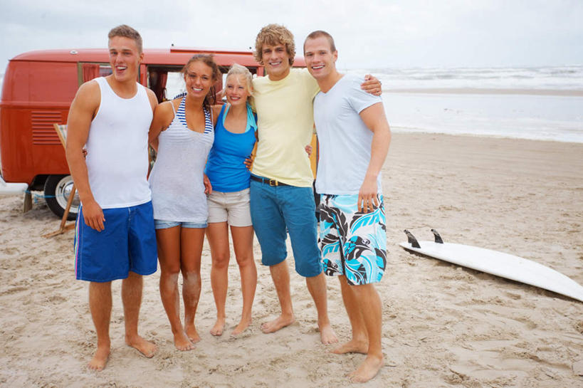 西方人,腿部,脚,脚趾,脚趾甲,腿,伙伴,朋友,站,抱,笑,微笑,露齿笑,横图,室外,白天,正面,友谊,海浪,海洋,沙滩,欧洲,欧洲人,五个人,一辆,一排,短裤,服装,裤子,整齐,背心,冲浪板,沙子,海岸,浪花,沙地,许多人,注视,休闲装,光脚,运动器械,车,排列,衣服,蓝色,蓝天,天空,海水,交通工具,天,观察,看,站着,一群人,休闲,赤脚,休闲服,健身器械,沙滩裤,服饰,晴朗,抱着,观看,察看,搂着,队列,关注,载具,露营,野营,健身器材,海景,房车,万里无云,宿营,露营车,冲浪装备,友情,男人,男性,年轻男性,年轻女性,女人,女性,白种人,脚指甲,大海,风浪,海,海水的波动,海滩,近岸浪,涌浪,晴空,晴空万里,搂,搂抱,站立,彩图,全身,运动器材