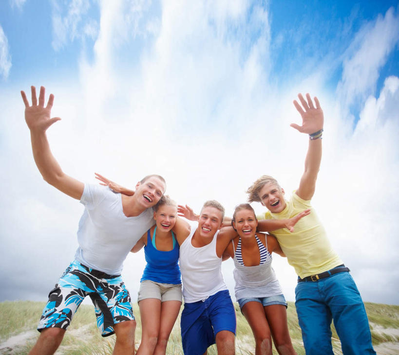 西方人,伙伴,朋友,站,举,抱,笑,微笑,露齿笑,横图,室外,白天,仰视,友谊,草地,草坪,沙滩,植物,欧洲,欧洲人,五个人,弯腰,阴影,短裤,服装,裤子,光线,背心,沙子,影子,海岸,云,云朵,沙地,许多人,云彩,注视,休闲装,草,衣服,蓝色,绿色,白云,蓝天,天空,阳光,天,观察,看,托,站着,一群人,休闲,休闲服,沙滩裤,服饰,晴朗,抱着,观看,察看,搂着,关注,弯身,友情,男人,男性,年轻男性,年轻女性,女人,女性,白种人,海滩,晴空,举起,举手,举着,搂,搂抱,向上举,向上伸,向上托,站立,半身,彩图,低角度拍摄