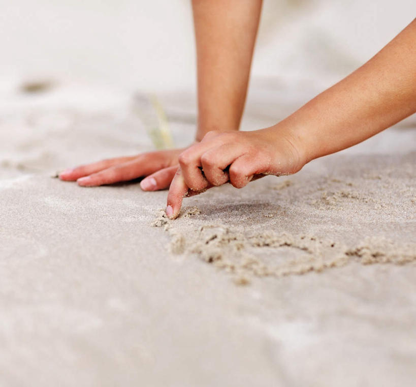 西方人,手,一个人,横图,俯视,室外,特写,白天,沙滩,欧洲,欧洲人,双手,仅一个年轻女性,仅一个女性,仅一个人,一排,朦胧,模糊,整齐,英文,标志,沙子,文字,字符,字母,海岸,沙地,标识,排列,手部,英文字母,书写,队列,年轻女性,女人,女性,白种人,海滩,半身,彩图,高角度拍摄