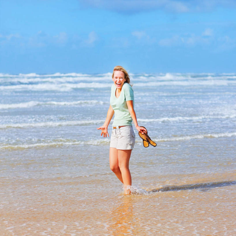 西方人,一个人,走,笑,微笑,露齿笑,竖图,室外,白天,正面,凉鞋,海浪,海洋,沙滩,鞋子,欧洲,欧洲人,仅一个年轻女性,仅一个女性,仅一个人,握,阴影,服装,光线,沙子,影子,海岸,浪花,沙地,拿,拿着,注视,休闲装,光脚,衣服,蓝色,蓝天,天空,阳光,海水,天,观察,看,休闲,赤脚,休闲服,握着,服饰,晴朗,观看,察看,关注,海景,万里无云,年轻女性,女人,女性,白种人,大海,风浪,海,海水的波动,海滩,近岸浪,涌浪,晴空,晴空万里,步行,散步,走路,彩图,全身,夹趾拖鞋,人字拖,人字拖鞋