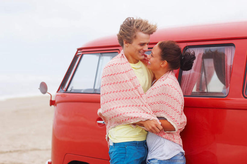 西方人,两个人,站,抱,笑,微笑,露齿笑,横图,室外,白天,侧面,爱情,海浪,海洋,沙滩,汽车,纺织品,欧洲,欧洲人,一辆,服装,装饰,毛毯,沙子,毯子,海岸,浪花,云,云朵,面包车,沙地,浪漫,云彩,注视,休闲装,车,纺织,衣服,蓝色,白云,蓝天,天空,海水,垫子,交通工具,天,观察,看,站着,休闲,温暖,温馨,休闲服,恩爱,恋人,服饰,晴朗,抱着,观看,华丽,修饰,点缀,和睦,察看,搂着,关注,载具,海景,衬托,美观,雅致,雅观,男人,男性,年轻男性,年轻女性,女人,女性,白种人,情侣,大海,风浪,海,海水的波动,海滩,近岸浪,涌浪,晴空,怀抱,搂,搂抱,相抱,拥抱,站立,半身,彩图,伴侣,融洽