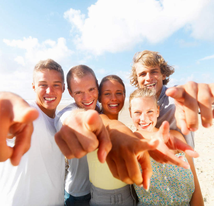 西方人,伙伴,朋友,站,举,笑,微笑,露齿笑,横图,室外,白天,正面,友谊,欧洲,欧洲人,五个人,一排,指,阴影,服装,整齐,光线,影子,云,云朵,许多人,云彩,注视,休闲装,方向,排列,衣服,蓝色,白云,蓝天,天空,阳光,天,观察,看,手势,托,站着,一群人,休闲,休闲服,服饰,晴朗,观看,察看,指向,食指,队列,关注,友情,男人,男性,年轻男性,年轻女性,女人,女性,白种人,晴空,举起,举手,举着,向上举,向上伸,向上托,站立,半身,彩图