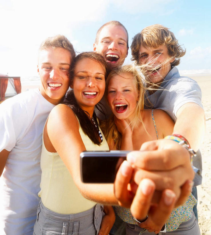 西方人,伙伴,朋友,站,笑,微笑,露齿笑,竖图,室外,白天,正面,友谊,相机,欧洲,欧洲人,五个人,握,阴影,服装,光线,影子,云,云朵,许多人,拿,云彩,拿着,注视,休闲装,拍照,衣服,蓝色,白云,蓝天,天空,阳光,数码相机,天,观察,看,站着,一群人,休闲,休闲服,握着,摄影,服饰,晴朗,观看,察看,关注,友情,男人,男性,年轻男性,年轻女性,女人,女性,白种人,照相机,晴空,站立,半身,彩图,照相