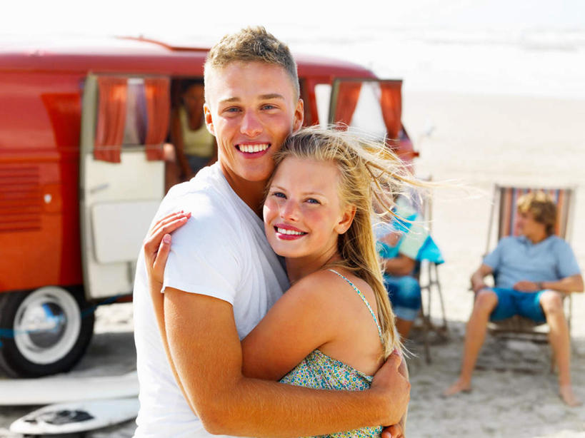 西方人,三个人,伙伴,朋友,站,坐,抱,笑,微笑,露齿笑,横图,室外,白天,正面,爱情,友谊,海浪,海洋,沙滩,汽车,椅子,欧洲,欧洲人,一辆,服装,冲浪板,沙子,躺椅,海岸,浪花,面包车,沙地,浪漫,扭头,注视,休闲装,运动器械,车,衣服,海水,交通工具,观察,看,站着,转头,休闲,温暖,温馨,休闲服,健身器械,恩爱,恋人,服饰,抱着,观看,沙滩椅,和睦,察看,搂着,关注,载具,健身器材,海景,冲浪装备,友情,男人,男性,年轻男性,年轻女性,女人,女性,白种人,情侣,大海,风浪,海,海水的波动,海滩,近岸浪,涌浪,怀抱,搂,搂抱,相抱,拥抱,站立,坐着,半身,彩图,伴侣,融洽,运动器材