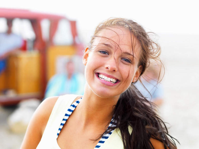 西方人,四个人,伙伴,朋友,站,坐,笑,微笑,露齿笑,横图,室外,白天,正面,友谊,海浪,海洋,沙滩,汽车,椅子,欧洲,欧洲人,服装,朦胧,模糊,背心,沙子,躺椅,海岸,浪花,面包车,沙地,注视,车,衣服,海水,交通工具,观察,看,站着,服饰,观看,沙滩椅,察看,衣着,穿着,关注,载具,海景,衣饰,友情,男人,男性,年轻男性,年轻女性,女人,女性,白种人,大海,风浪,海,海水的波动,海滩,近岸浪,涌浪,站立,坐着,半身,彩图