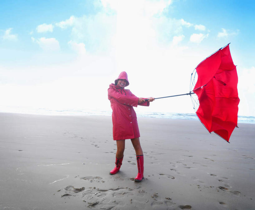 西方人,一个人,站,横图,室外,白天,正面,沙滩,帽子,鞋子,欧洲,欧洲人,仅一个年轻女性,仅一个女性,仅一个人,握,阴影,光线,伞,沙子,影子,雨伞,雨鞋,雨靴,遮阳伞,海岸,云,云朵,沙地,拿,云彩,拿着,注视,阳伞,靴子,红色,蓝色,白云,蓝天,天空,阳光,遮阳帽,天,观察,看,站着,握着,晴朗,观看,保暖,察看,太阳伞,防寒,御寒,关注,雨衣,胶鞋,透气,防水,冲锋服,冲锋衣,防潮,户外用品,年轻女性,女人,女性,白种人,海滩,晴空,站立,彩图,全身