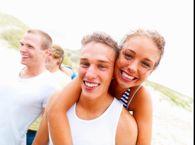 西方人,背,四个人,伙伴,朋友,站,笑,微笑,露齿笑,横图,室外,白天,正面,爱情,友谊,海浪,海洋,沙滩,欧洲,欧洲人,服装,朦胧,模糊,沙子,海岸,浪花,沙地,浪漫,注视,休闲装,衣服,天空,海水,天,背着,观察,看,站着,休闲,温暖,温馨,休闲服,恩爱,恋人,服饰,晴朗,观看,和睦,察看,关注,海景,万里无云,背负,友情,男人,男性,年轻男性,年轻女性,女人,女性,白种人,情侣,大海,风浪,海,海水的波动,海滩,近岸浪,涌浪,晴空,晴空万里,站立,半身,彩图,伴侣,融洽