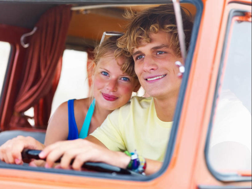 西方人,两个人,坐,笑,微笑,露齿笑,横图,室外,白天,正面,爱情,机器,仪器,窗户,汽车,欧洲,欧洲人,握,服装,墨镜,眼镜,面包车,浪漫,注视,休闲装,设备,玻璃窗,车,装饰品,衣服,车窗,方向盘,饰品,手链,首饰,太阳镜,太阳眼镜,交通工具,观察,驾驶,看,行驶,休闲,温暖,温馨,休闲服,遮阳镜,恩爱,握着,恋人,服饰,手镯,观看,和睦,控制,察看,关注,载具,镯子,男人,男性,年轻男性,年轻女性,女人,女性,白种人,情侣,坐着,半身,彩图,伴侣,融洽