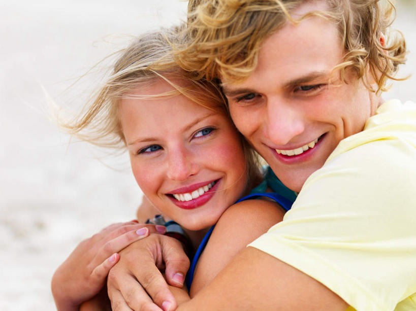 西方人,脸,头,脸颊,手,两个人,站,抱,笑,微笑,露齿笑,横图,室外,特写,白天,侧面,爱情,沙滩,欧洲,欧洲人,服装,朦胧,模糊,沙子,海岸,沙地,浪漫,扭头,注视,休闲装,肩膀,衣服,观察,看,站着,转头,休闲,温暖,温馨,手部,休闲服,恩爱,恋人,服饰,抱着,观看,单手,和睦,察看,搂着,关注,男人,男性,年轻男性,年轻女性,女人,女性,白种人,头部,脸部,脸蛋,面部,情侣,海滩,搂,搂抱,站立,半身,彩图,伴侣,融洽