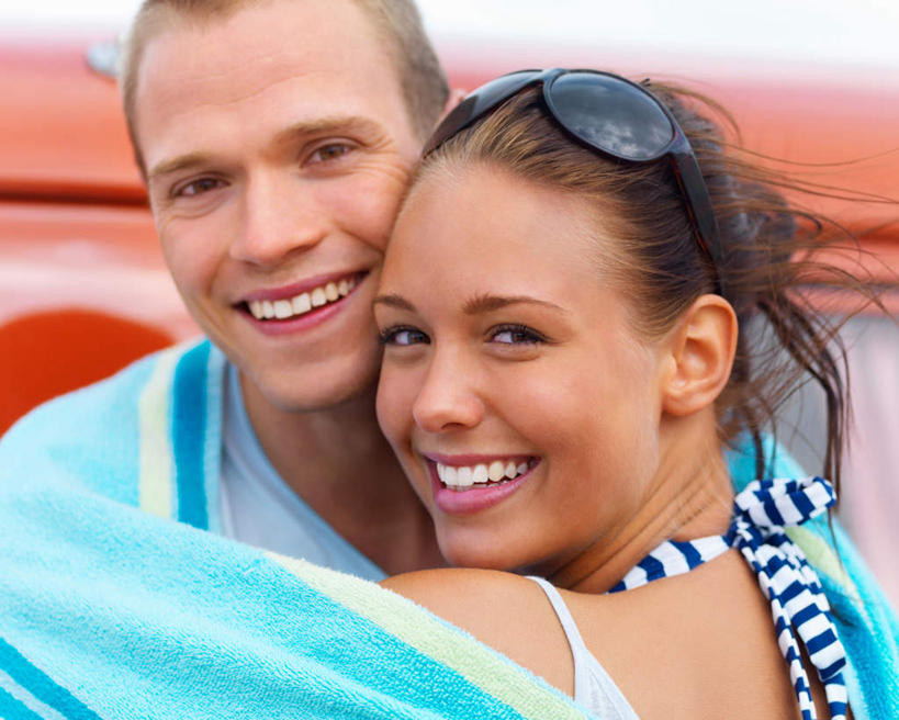 西方人,背部,两个人,站,抱,笑,微笑,露齿笑,横图,室外,白天,正面,爱情,汽车,纺织品,欧洲,欧洲人,一辆,服装,装饰,毛毯,墨镜,毯子,眼镜,面包车,浪漫,扭头,注视,休闲装,车,纺织,衣服,太阳镜,太阳眼镜,垫子,交通工具,观察,看,站着,转头,休闲,温暖,温馨,休闲服,遮阳镜,恩爱,恋人,服饰,抱着,观看,华丽,修饰,点缀,和睦,察看,搂着,关注,载具,衬托,美观,雅致,雅观,男人,男性,年轻男性,年轻女性,女人,女性,白种人,情侣,搂,搂抱,站立,半身,彩图,伴侣,融洽