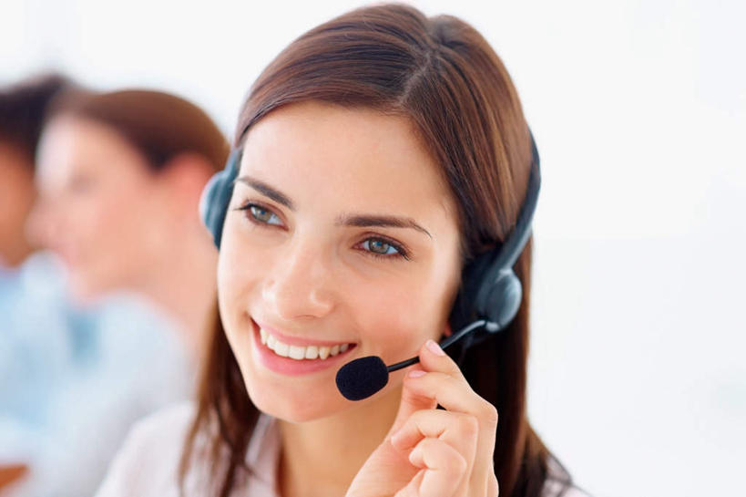 西方人,脸,头,脸颊,手,三个人,商务人士,商务男性,商务女性,坐,笑,微笑,露齿笑,横图,室内,特写,白天,正面,衬衫,快乐,满意,幸福,欧洲,欧洲人,握,阴影,套装,朦胧,模糊,反射,影子,墙,音响,音乐,注视,娱乐,肩膀,墙壁,墙面,白色,耳机,观察,看,享受,休闲,手部,放松,握着,观看,单手,察看,舒适,享乐,关注,商务装,工薪阶层,男人,男性,年轻男性,年轻女性,女人,女性,白种人,头部,脸部,脸蛋,面部,白领,上班族,坐着,半身,彩图,衬衣