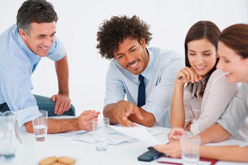 点心,西方人,四个人,伙伴,朋友,商务人士,商务男性,商务女性,办公室,坐,笑,微笑,露齿笑,横图,室内,白天,正面,衬衫,友谊,合作,团队,水,家具,桌子,杯子,欧洲,欧洲人,撑,阴影,套装,反射,材料,档案,文件,液体,影子,纸,办公桌,食品,曲奇,扭头,托腮,注视,饮用水,玻璃制品,食物,手稿,水杯,资料,饼干,零食,矿泉水,观察,看,托,转头,战略,观看,证明,察看,撑着,关注,托下巴,文档,商务装,曲奇饼,工薪阶层,蒸馏水,曲奇饼干,办公家具,联合,合谋,配合,协作,男人,男性,女人,女性,中年男性,中年女性,白种人,白领,上班族,玻璃杯,坐着,半身,彩图,衬衣