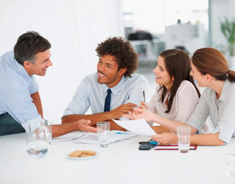 点心,西方人,四个人,伙伴,朋友,商务人士,商务男性,商务女性,办公室,坐,笑,微笑,露齿笑,横图,室内,白天,正面,衬衫,友谊,合作,团队,水,植物,家具,桌子,杯子,欧洲,欧洲人,撑,阴影,套装,朦胧,模糊,反射,材料,档案,盆栽,文件,液体,影子,纸,办公桌,食品,盆景,曲奇,扭头,托腮,注视,饮用水,玻璃制品,食物,绿色,自然,手稿,水杯,资料,饼干,零食,矿泉水,观察,看,托,转头,战略,生长,成长,观看,证明,察看,撑着,关注,托下巴,文档,商务装,曲奇饼,工薪阶层,蒸馏水,曲奇饼干,办公家具,联合,合谋,配合,协作,男人,男性,女人,女性,中年男性,中年女性,白种人,白领,上班族,玻璃杯,坐着,半身,彩图,衬衣