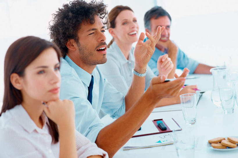 点心,西方人,四个人,伙伴,朋友,商务人士,商务男性,商务女性,办公室,坐,笑,说,微笑,露齿笑,横图,室内,白天,侧面,衬衫,讨论,友谊,合作,团队,窗户,家具,落地窗,桌子,地铁,欧洲,欧洲人,一排,撑,握,套装,朦胧,模糊,整齐,笔,材料,档案,文件,办公桌,食品,办公用品,领带,轨道交通,曲奇,拿,拿着,托腮,注视,水笔,玻璃窗,文具,食物,排列,学习用品,资料,饼干,零食,观察,看,托,战略,握着,观看,文具用品,察看,象征,庄重,队列,关注,托下巴,文档,商务装,身份,曲奇饼,工薪阶层,曲奇饼干,办公家具,联合,合谋,正式,地位,交流,配合,协作,男人,男性,女人,女性,中年男性,中年女性,白种人,白领,上班族,沟通,讲话,交谈,商讨,说话,谈话,坐着,半身,彩图,衬衣,地铁机动车,地下铁,轻轨