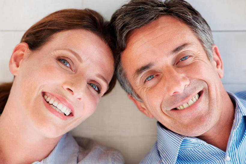 西方人,中年人,脸,头,脸颊,两个人,家庭,夫妻,躺,笑,微笑,露齿笑,横图,俯视,室内,特写,白天,爱情,地板,欧洲,欧洲人,服装,朦胧,模糊,地面,浪漫,注视,休闲装,肩膀,木地板,衣服,观察,看,休闲,温暖,温馨,一家人,休闲服,恩爱,恋人,服饰,观看,和睦,察看,关注,卧着,男人,男性,女人,女性,中年男性,中年女性,白种人,头部,脸部,脸蛋,面部,夫妇,情侣,躺着,卧,半身,彩图,高角度拍摄,伴侣,融洽