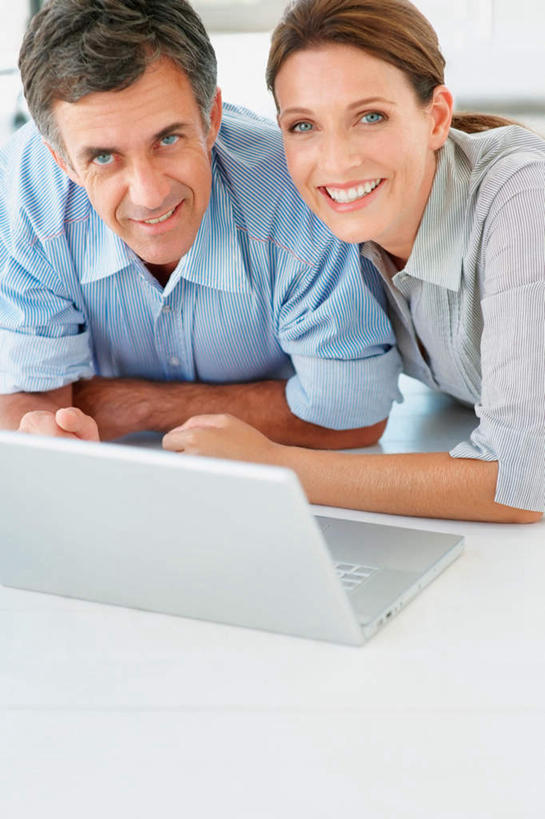 西方人,中年人,两个人,家庭,夫妻,躺,笑,微笑,露齿笑,竖图,室内,白天,爱情,电脑,笔记本电脑,石头,地板,欧洲,欧洲人,服装,朦胧,模糊,网络,石子,地面,浪漫,注视,休闲装,通讯设备,木地板,衣服,观察,看,趴着,休闲,温暖,温馨,一家人,休闲服,恩爱,恋人,服饰,观看,和睦,察看,无线,关注,通信设备,无线网络,无线上网,便携式电脑,卧着,手提电脑,男人,男性,女人,女性,中年男性,中年女性,白种人,夫妇,情侣,石块,趴,抬头,躺着,卧,仰头,半身,彩图,伴侣,融洽