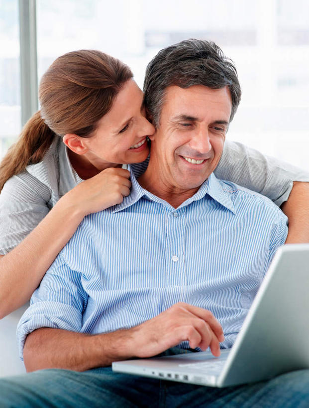 西方人,中年人,两个人,家庭,夫妻,客厅,站,坐,抱,笑,微笑,露齿笑,竖图,室内,白天,正面,爱情,电脑,笔记本电脑,窗户,落地窗,沙发,欧洲,欧洲人,敲打,服装,朦胧,模糊,网络,浪漫,扭头,注视,休闲装,输入,通讯设备,玻璃窗,衣服,打字,观察,看,站着,转头,休闲,温暖,温馨,一家人,休闲服,恩爱,恋人,服饰,抱着,观看,点击,敲击,和睦,察看,无线,起居室,搂着,关注,通信设备,无线网络,布艺沙发,无线上网,便携式电脑,客堂,按键,手提电脑,男人,男性,女人,女性,中年男性,中年女性,白种人,夫妇,情侣,搂,搂抱,站立,坐着,半身,彩图,伴侣,融洽