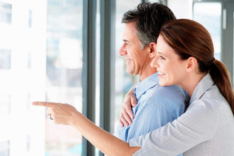 西方人,中年人,两个人,家庭,夫妻,站,抱,笑,微笑,露齿笑,横图,室内,白天,侧面,爱情,窗户,落地窗,欧洲,欧洲人,指,阴影,服装,朦胧,模糊,反射,影子,浪漫,注视,休闲装,方向,玻璃窗,衣服,观察,看,手势,站着,休闲,温暖,温馨,一家人,休闲服,恩爱,恋人,服饰,抱着,观看,和睦,察看,搂着,指向,食指,关注,男人,男性,女人,女性,中年男性,中年女性,白种人,夫妇,情侣,搂,搂抱,站立,半身,彩图,伴侣,融洽