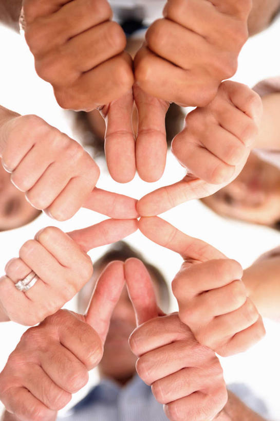 西方人,脸,头,脸颊,手,四个人,伙伴,朋友,商务人士,商务男性,商务女性,站,竖图,室内,特写,白天,白色背景,仰视,衬衫,友谊,智慧,合作,团队,欧洲,欧洲人,阴影,突出,套装,反射,影子,注视,称赞,表扬,肩膀,低头,观察,看,手势,站着,手部,竖,战略,摄影,影棚,观看,翘,高,察看,夸奖,优秀,关注,商务装,工薪阶层,好,妙,顺利,出色,超群,杰出,卓越,奇妙,联合,合谋,聪明,配合,协作,男人,男性,女人,女性,中年男性,中年女性,白种人,大拇指,头部,脸部,脸蛋,面部,白领,上班族,站立,半身,彩图,低角度拍摄,影棚拍摄,衬衣,拍摄