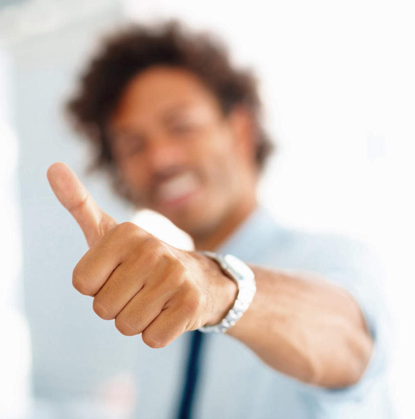 西方人,脸,头,脸颊,手,一个人,商务人士,商务男性,站,笑,微笑,露齿笑,竖图,室内,特写,白天,正面,衬衫,智慧,欧洲,欧洲人,仅一个男性,仅一个人,仅一个中年男性,突出,套装,朦胧,模糊,时间,时钟,手表,墙,领带,计时,注视,称赞,表扬,肩膀,墙壁,墙面,白色,钟表,观察,看,手势,站着,手部,表,竖,观看,翘,单手,高,腕表,察看,夸奖,象征,优秀,庄重,关注,商务装,身份,工薪阶层,好,妙,顺利,出色,超群,杰出,卓越,奇妙,正式,地位,聪明,男人,男性,中年男性,白种人,大拇指,头部,脸部,脸蛋,面部,白领,上班族,钟,站立,半身,彩图,衬衣