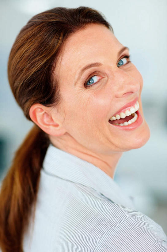 西方人,脸,头,脸颊,一个人,商务人士,商务女性,站,笑,微笑,露齿笑,竖图,室内,特写,白天,侧面,欧洲,欧洲人,仅一个女性,仅一个人,阴影,套装,朦胧,模糊,反射,影子,扭头,注视,肩膀,观察,看,站着,转头,仅一个中年女性,观看,察看,关注,商务装,工薪阶层,女人,女性,中年女性,白种人,头部,脸部,脸蛋,面部,白领,上班族,站立,半身,彩图