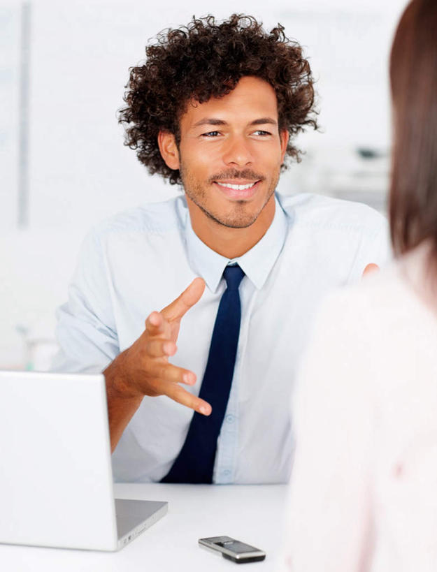 西方人,背部,两个人,伙伴,朋友,商务人士,商务男性,商务女性,办公室,坐,笑,说,打电话,微笑,露齿笑,竖图,室内,白天,正面,衬衫,讨论,友谊,合作,团队,电脑,笔记本电脑,家具,桌子,电话,手机,欧洲,欧洲人,套装,朦胧,模糊,网络,办公桌,墙,注视,通讯设备,墙壁,墙面,白色,观察,看,战略,观看,察看,无线,关注,通信设备,商务装,无线网络,无线上网,便携式电脑,工薪阶层,办公家具,联合,合谋,交流,配合,协作,手提电脑,男人,男性,年轻女性,女人,女性,中年男性,白种人,白领,上班族,沟通,讲话,交谈,商讨,说话,谈话,通话,坐着,半身,彩图,衬衣