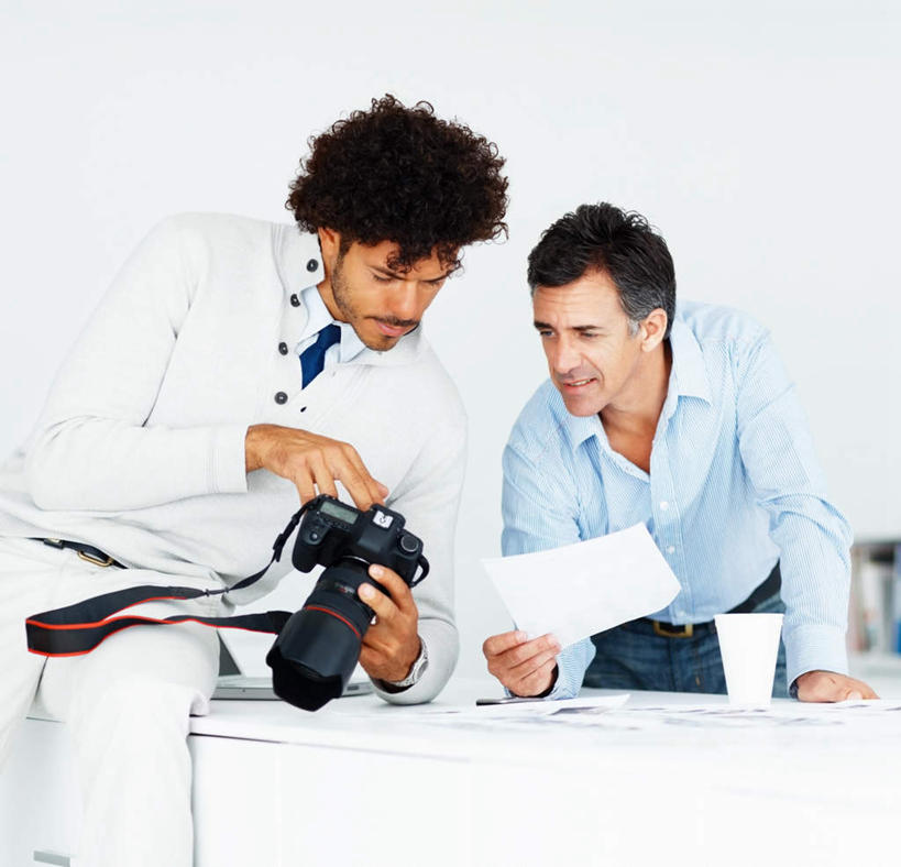 西方人,两个人,伙伴,朋友,商务人士,商务男性,办公室,站,坐,笑,微笑,露齿笑,横图,室内,白天,正面,衬衫,友谊,合作,团队,家具,桌子,杯子,相机,欧洲,欧洲人,弯腰,握,套装,材料,档案,文件,纸,办公桌,墙,拿,拿着,注视,墙壁,墙面,拍照,白色,手稿,数码相机,纸制品,资料,低头,观察,看,站着,单反,战略,握着,摄影,观看,单反相机,纸杯,证明,察看,关注,一次性杯子,文档,商务装,工薪阶层,办公家具,弯身,联合,合谋,配合,协作,男人,男性,中年男性,白种人,白领,上班族,照相机,站立,坐着,半身,彩图,衬衣,照相