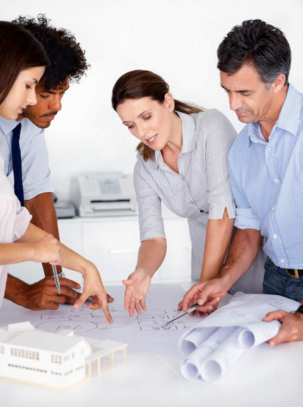 西方人,四个人,伙伴,朋友,商务人士,商务男性,商务女性,办公室,站,笑,说,微笑,露齿笑,竖图,俯视,室内,白天,衬衫,讨论,友谊,合作,团队,家具,桌子,欧洲,欧洲人,套装,朦胧,模糊,墨镜,图纸,眼镜,办公桌,墙,领带,设计图,注视,墙壁,墙面,白色,太阳镜,太阳眼镜,低头,观察,看,站着,遮阳镜,战略,观看,察看,象征,庄重,关注,商务装,身份,工程图,草图,蓝图,工薪阶层,办公家具,联合,合谋,正式,地位,交流,配合,协作,男人,男性,女人,女性,中年男性,中年女性,白种人,白领,上班族,设计,沟通,讲话,交谈,商讨,说话,谈话,站立,半身,彩图,高角度拍摄,衬衣