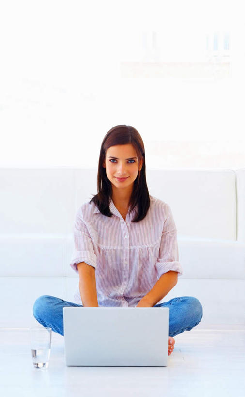 西方人,一个人,客厅,坐,笑,盘腿,微笑,竖图,室内,白天,正面,电脑,笔记本电脑,窗户,落地窗,沙发,欧洲,欧洲人,仅一个年轻女性,仅一个女性,仅一个人,敲打,服装,网络,注视,休闲装,输入,通讯设备,玻璃窗,衣服,打字,观察,看,休闲,休闲服,服饰,观看,点击,敲击,察看,无线,起居室,关注,通信设备,无线网络,布艺沙发,无线上网,便携式电脑,客堂,按键,手提电脑,年轻女性,女人,女性,白种人,盘腿而坐,盘膝,盘着腿的,盘着腿坐,双腿交叉,坐着,彩图,全身