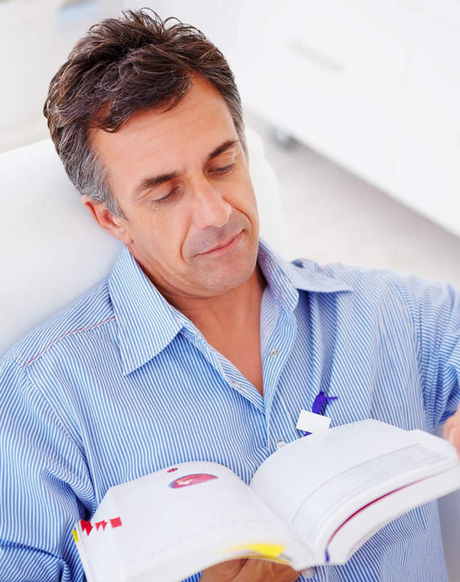 西方人,一个人,客厅,坐,竖图,俯视,室内,白天,地板,沙发,书籍,欧洲,欧洲人,仅一个男性,仅一个人,仅一个中年男性,一本,握,服装,地面,拿,拿着,注视,休闲装,木地板,衣服,观察,看,休闲,休闲服,握着,服饰,观看,察看,起居室,关注,布艺沙发,客堂,男人,男性,中年男性,白种人,书,图书,坐着,半身,彩图,高角度拍摄