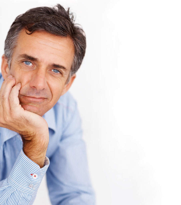 西方人,脸,头,脸颊,手,一个人,商务人士,商务男性,坐,笑,微笑,竖图,室内,特写,白天,白色背景,正面,衬衫,欧洲,欧洲人,仅一个男性,仅一个人,仅一个中年男性,撑,阴影,套装,反射,影子,托腮,注视,肩膀,观察,看,托,手部,摄影,影棚,观看,单手,察看,关注,托下巴,商务装,工薪阶层,男人,男性,中年男性,白种人,头部,脸部,脸蛋,面部,白领,上班族,坐着,半身,彩图,影棚拍摄,衬衣,拍摄